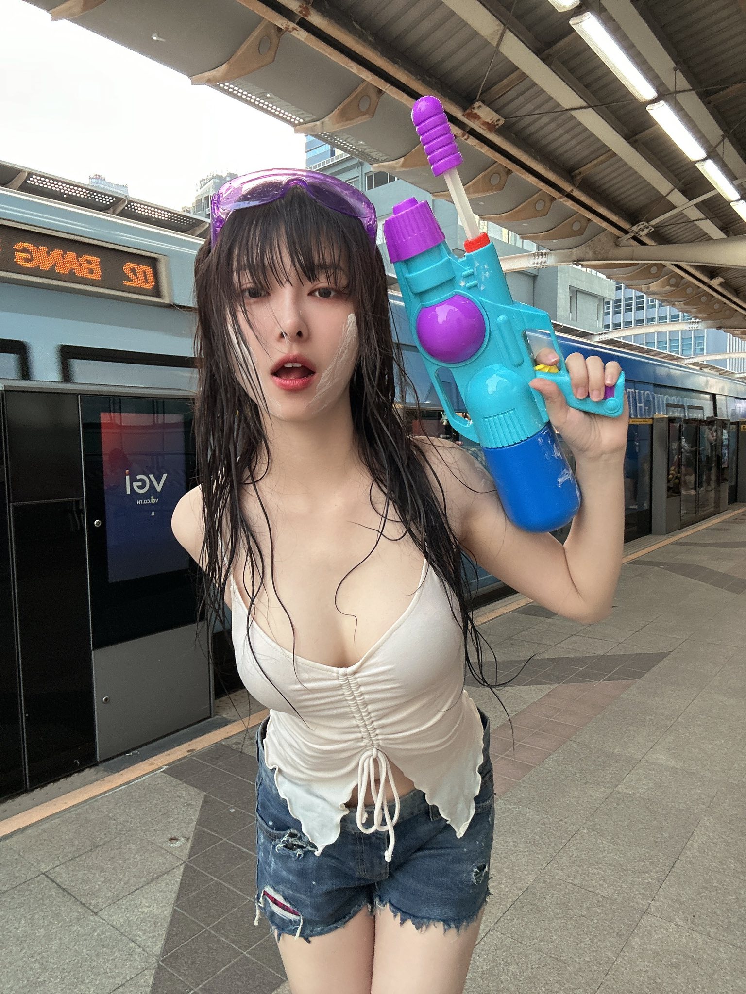 Nhan sắc gây mê của hot girl Thái Lan tại lễ hội té nước, hứng trọn combo đến "ướt nhẹp" vẫn cực kỳ quyến rũ- Ảnh 3.