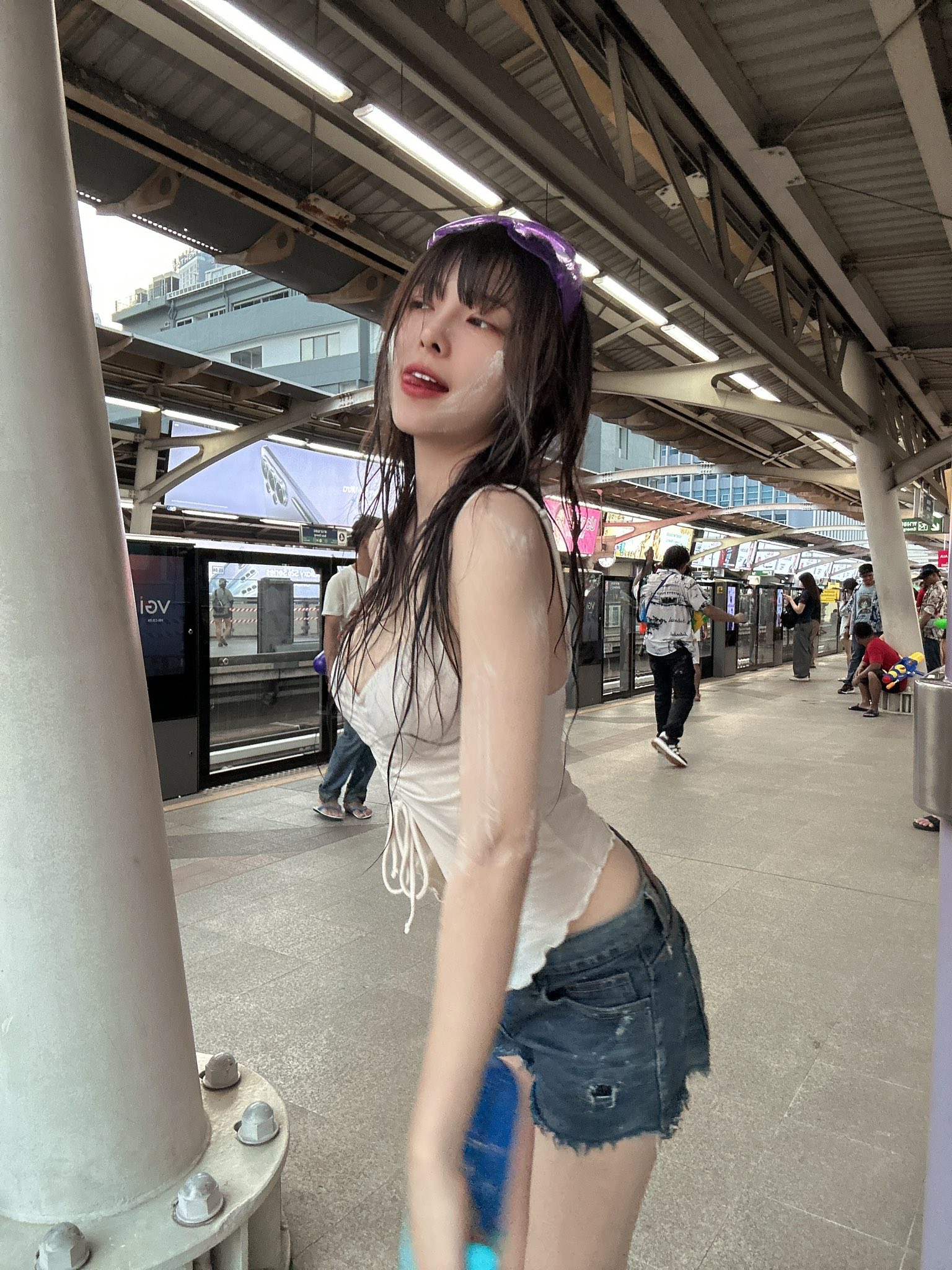 Nhan sắc gây mê của hot girl Thái Lan tại lễ hội té nước, hứng trọn combo đến "ướt nhẹp" vẫn cực kỳ quyến rũ- Ảnh 2.