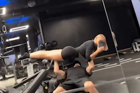 Ngôi sao Chelsea gây bão với clip dùng bạn gái xinh đẹp làm... tạ đẩy ngực- Ảnh 1.