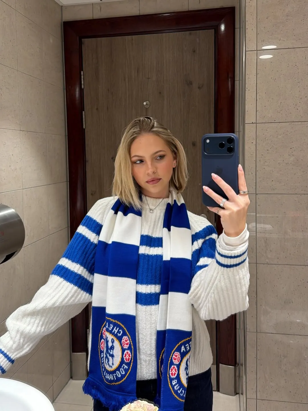 Ngôi sao Chelsea gây bão với clip dùng bạn gái xinh đẹp làm... tạ đẩy ngực- Ảnh 3.