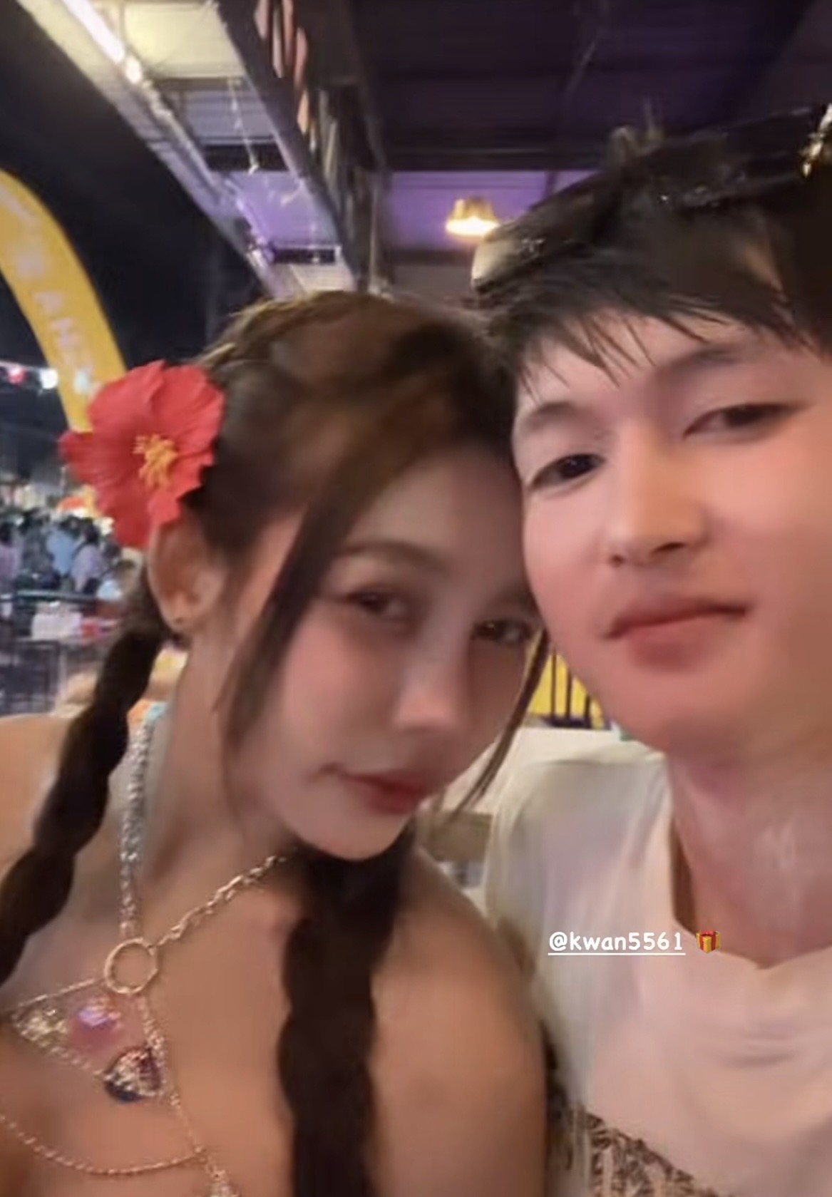 Cô gái diện đồ quá bạo đi té nước khiến netizen "bó tay", đẹp ở đâu?- Ảnh 4.