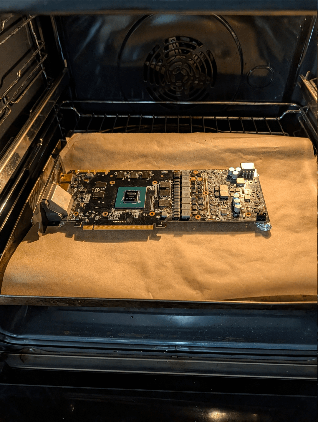 Đỉnh cao huyền học 2026: Card đồ họa 'đột tử', game thủ ném luôn vào lò nướng và cái kết khiến chuyên gia cũng phải ngả mũ!- Ảnh 1.