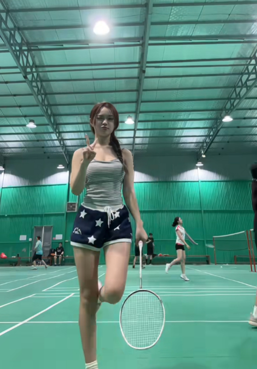 Quay vlog chơi cầu lông, nữ TikTok bất ngờ viral chóng mặt- Ảnh 4.