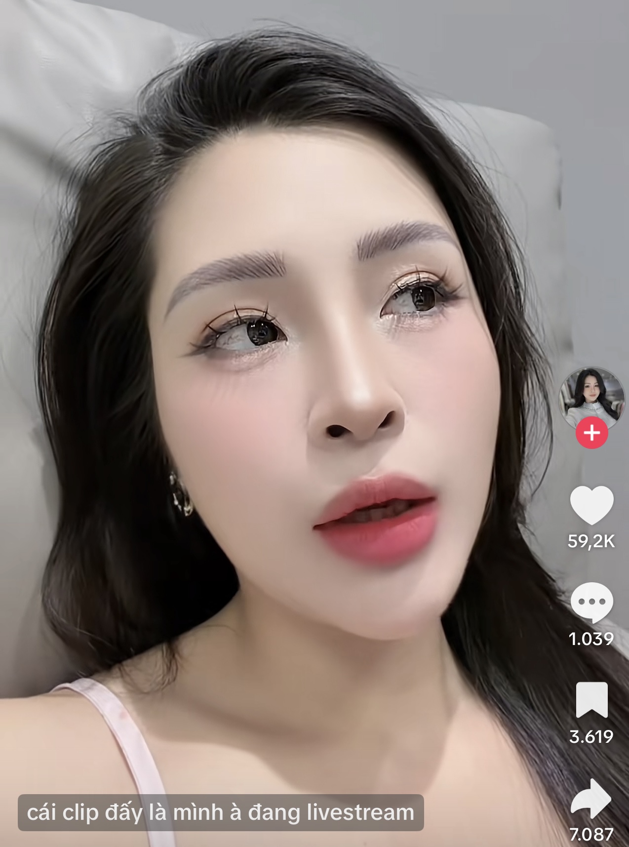 CĐM "đứng hình" khoảnh khắc hớ hênh của hot TikToker ngay trên sóng livestream bán hàng, chỉ là tai nạn nghề nghiệp!- Ảnh 2.