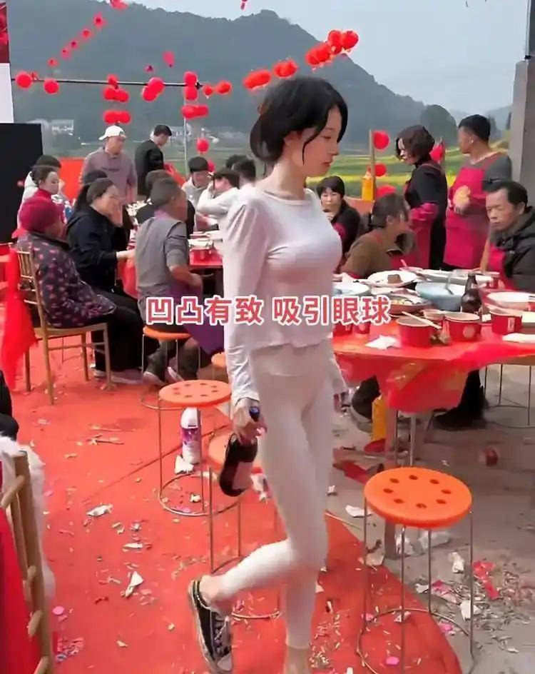 Diện trang phục không phù hợp đi ăn cưới: Khi ranh giới giữa tự do cá nhân và sự tinh tế bị đặt dấu hỏi- Ảnh 1.