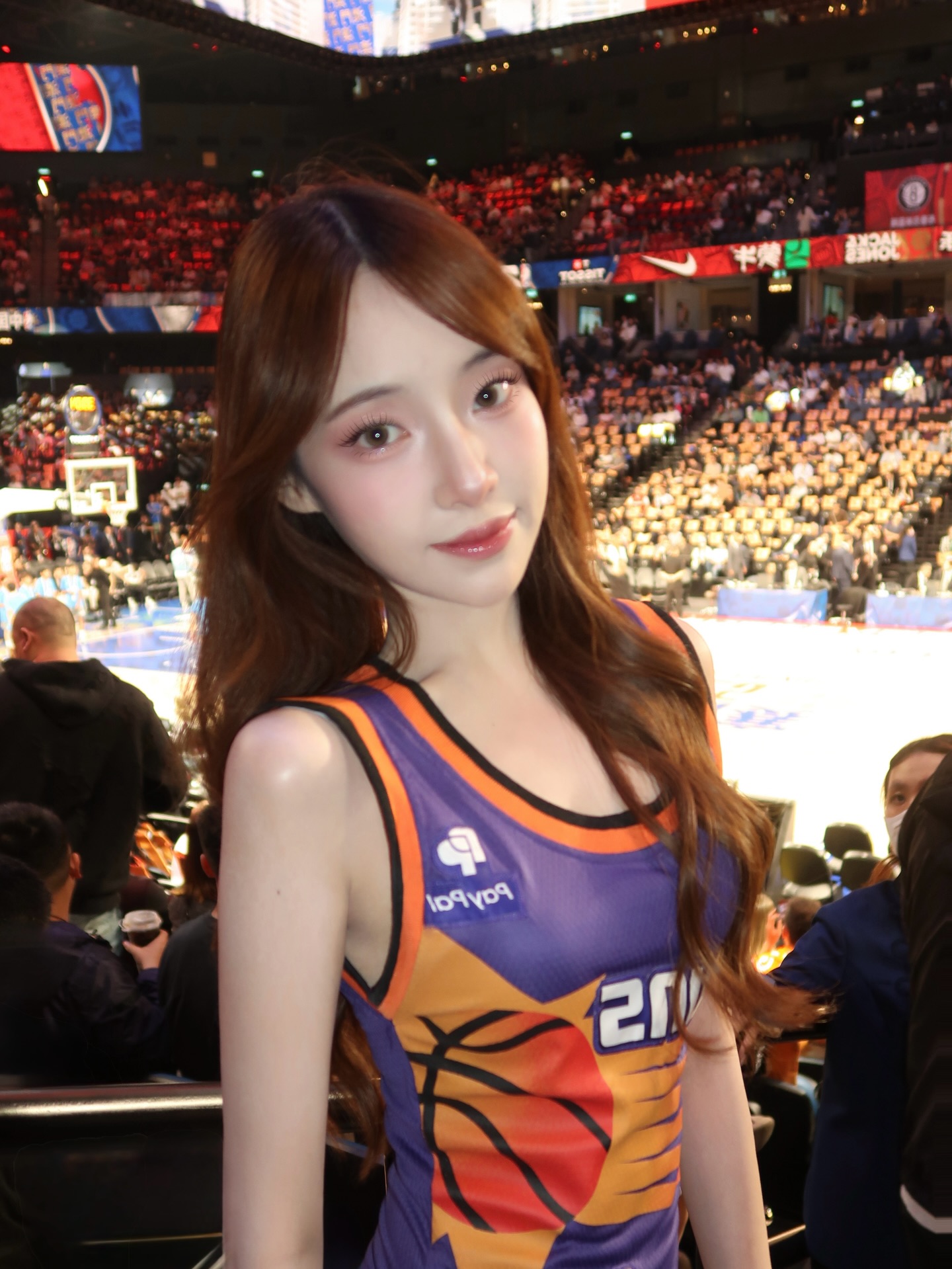 Ngẫu hứng chụp hình ở sân bóng rổ, hot girl bất ngờ viral vì quá xinh đẹp- Ảnh 1.