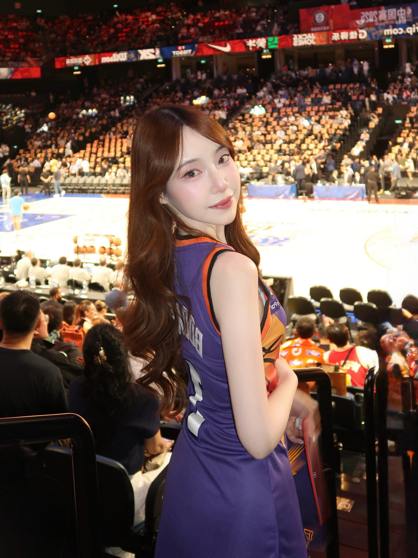 Ngẫu hứng chụp hình ở sân bóng rổ, hot girl bất ngờ viral vì quá xinh đẹp- Ảnh 2.