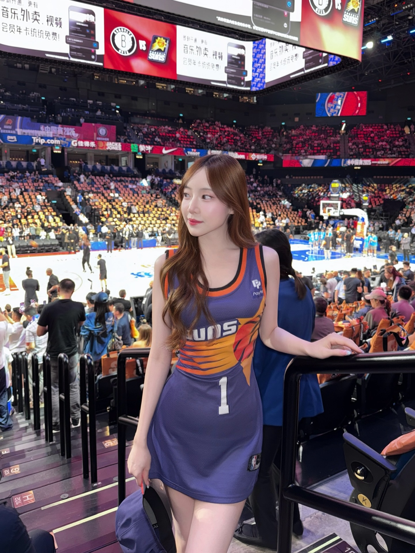 Ngẫu hứng chụp hình ở sân bóng rổ, hot girl bất ngờ viral vì quá xinh đẹp- Ảnh 6.