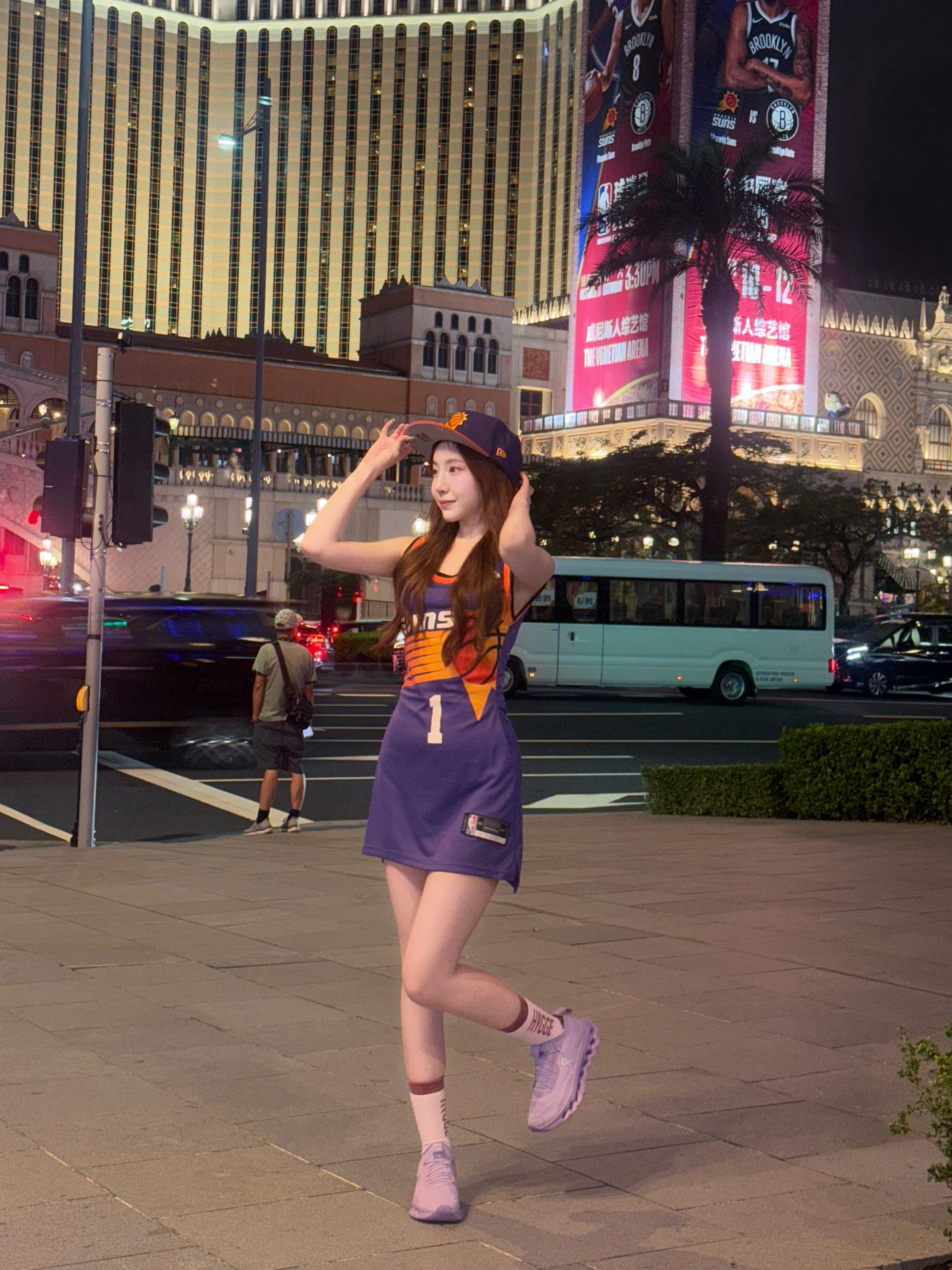 Ngẫu hứng chụp hình ở sân bóng rổ, hot girl bất ngờ viral vì quá xinh đẹp- Ảnh 5.