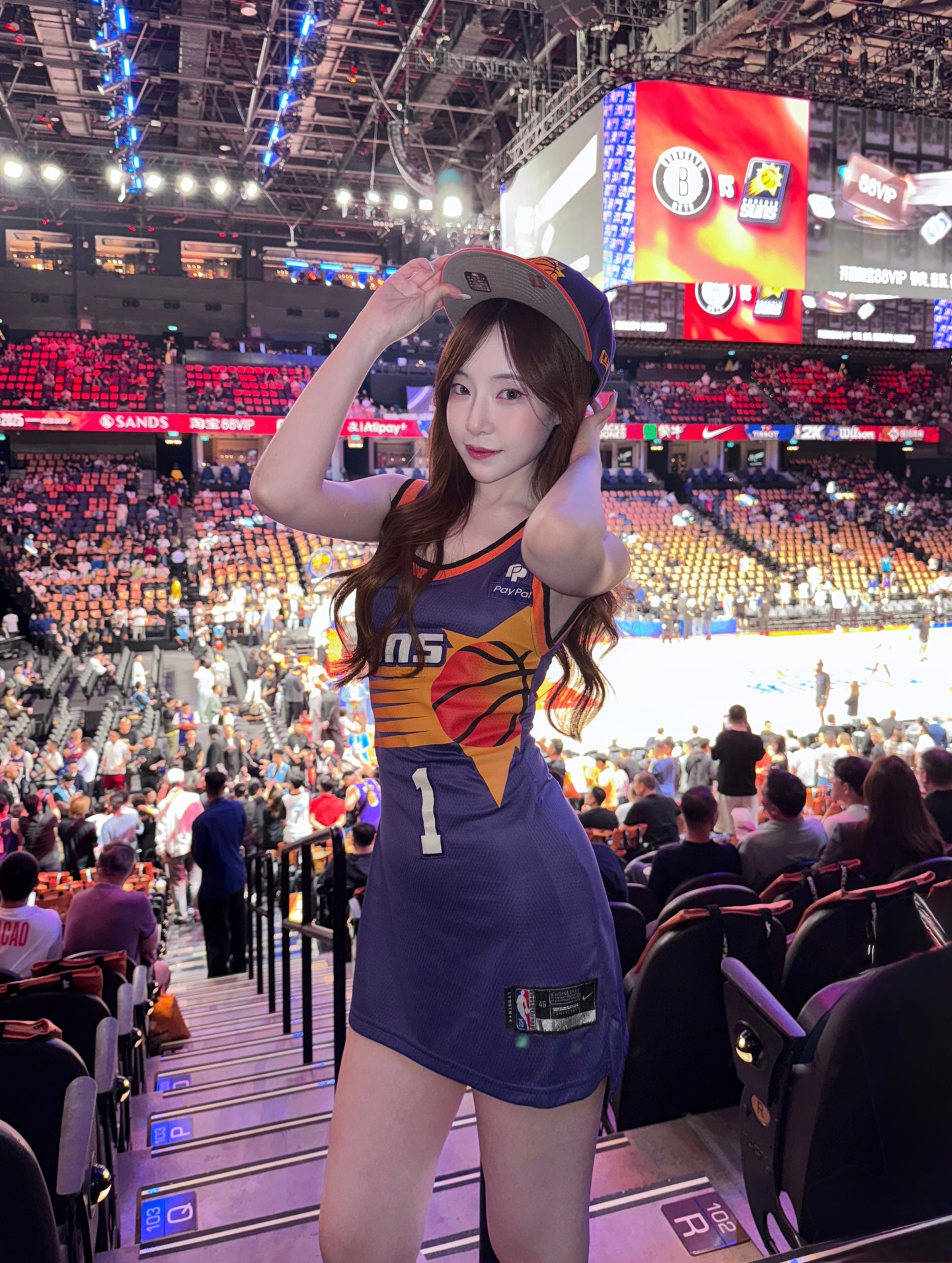 Ngẫu hứng chụp hình ở sân bóng rổ, hot girl bất ngờ viral vì quá xinh đẹp- Ảnh 3.