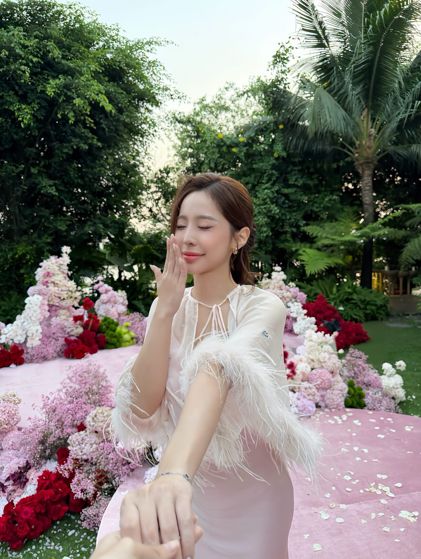 Nhan sắc mặn mà của Tammy Phạm, lưng trần quyến rũ tựa nàng thơ đời thực- Ảnh 3.