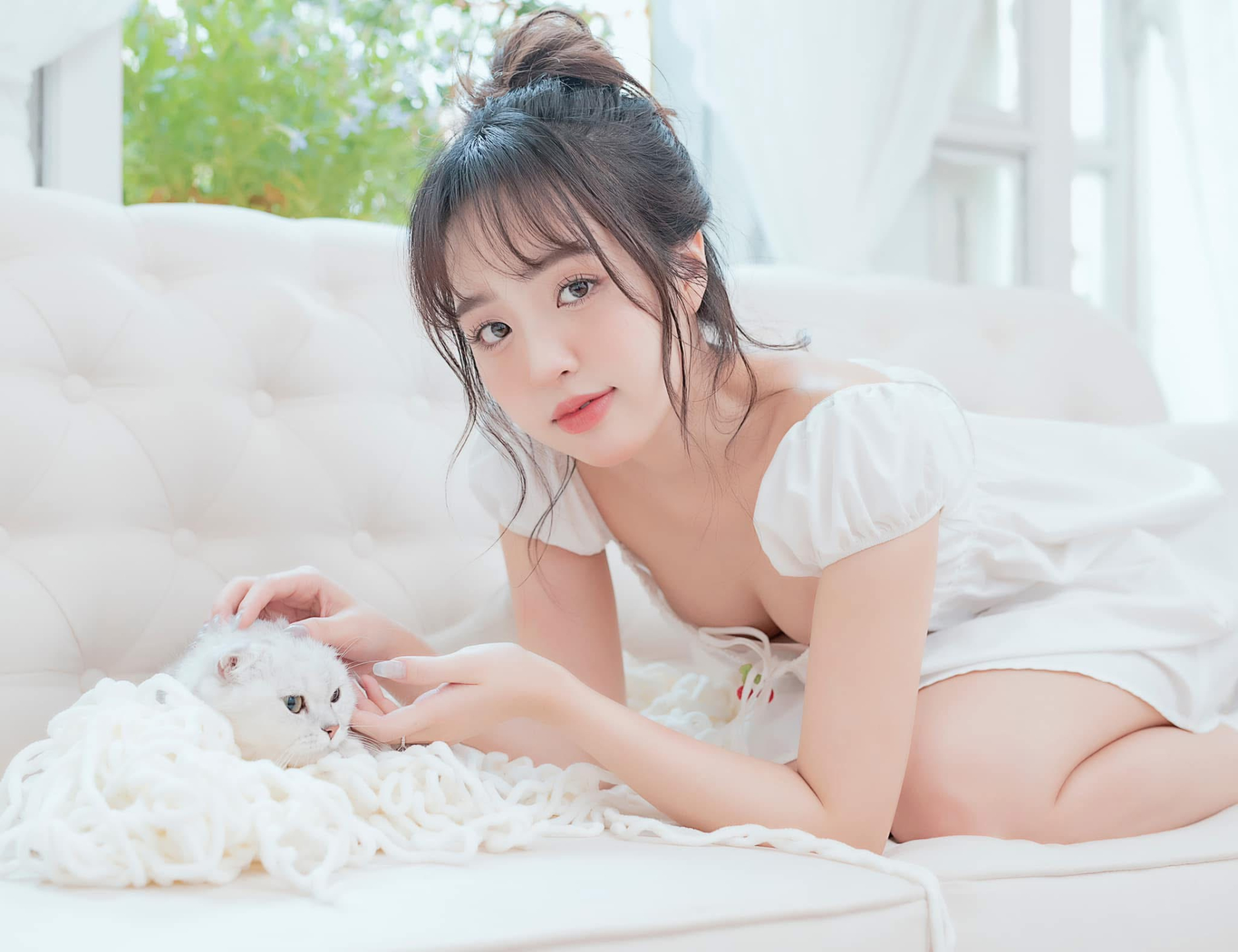 Hot girl chạm ngưỡng 30 vẫn khiến fan "lạc lối" vì vẻ ngoài "em chưa 18"- Ảnh 1.
