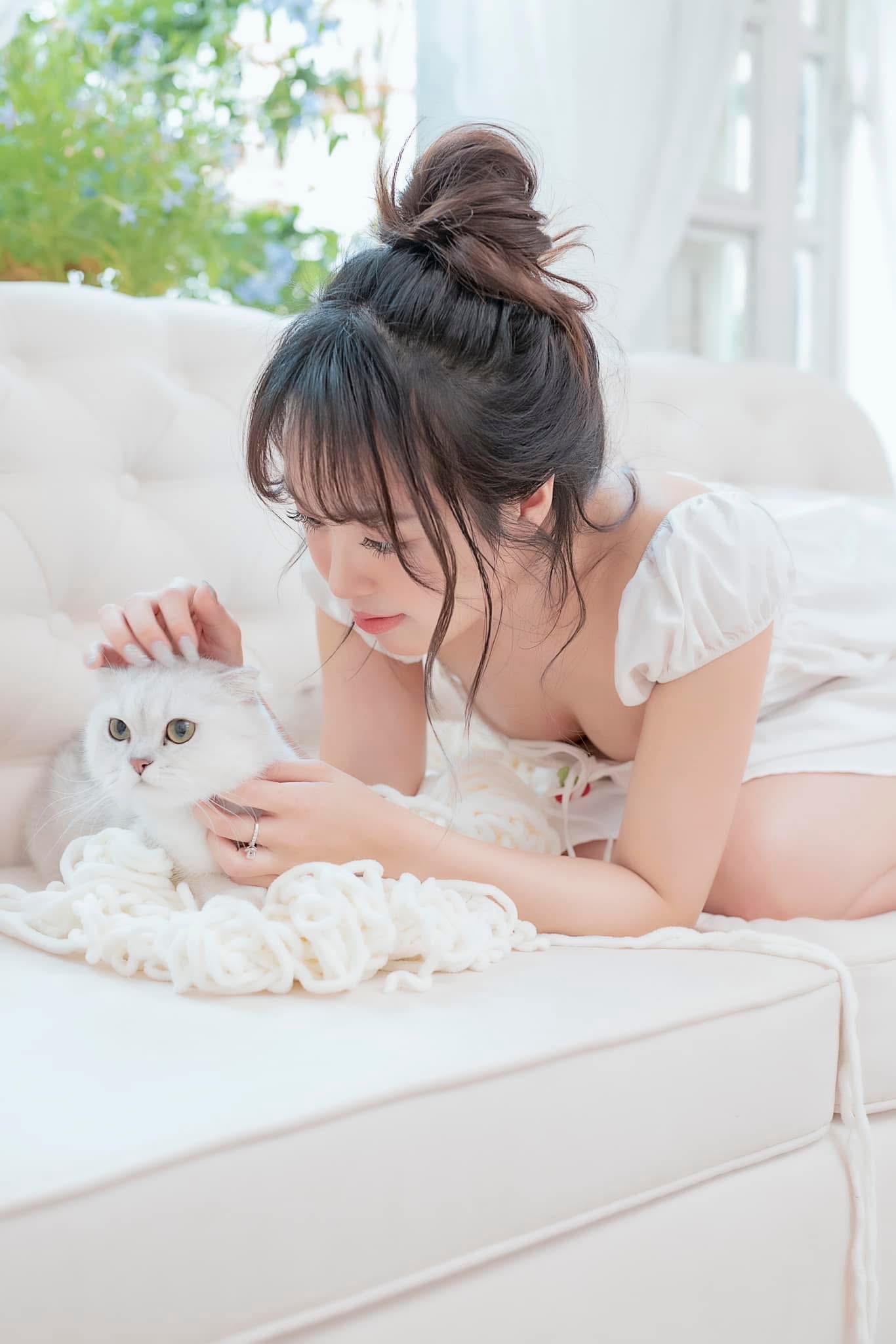 Hot girl chạm ngưỡng 30 vẫn khiến fan "lạc lối" vì vẻ ngoài "em chưa 18"- Ảnh 2.