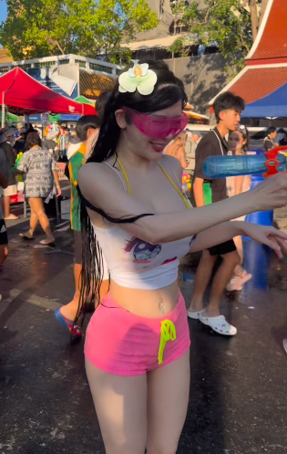 Chơi té nước, hot girl hút gần 4 triệu lượt xem, viral xuyên quốc gia khiến cả cộng đồng mạng Việt Nam thích thú- Ảnh 2.