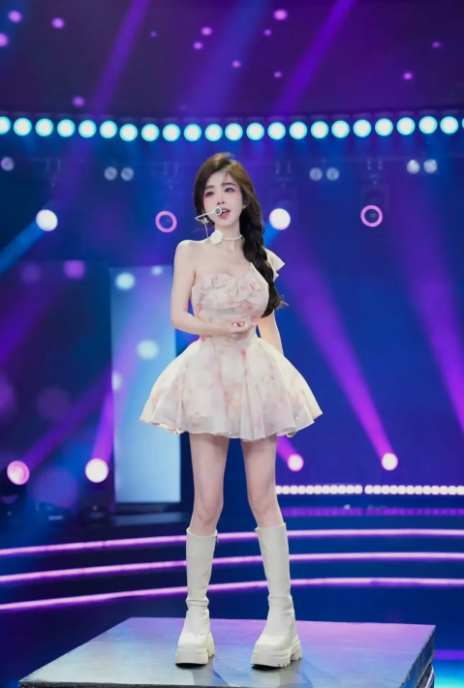 Livestream với mặt mộc, nữ streamer bị "tổng tấn công" và màn đáp trả gay gắt- Ảnh 1.