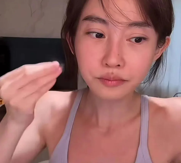 Livestream với mặt mộc, nữ streamer bị "tổng tấn công" và màn đáp trả gay gắt- Ảnh 4.