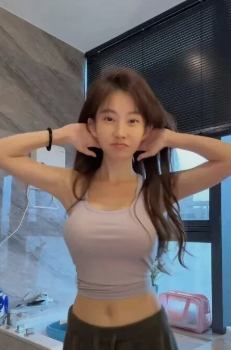 Livestream với mặt mộc, nữ streamer bị "tổng tấn công" và màn đáp trả gay gắt- Ảnh 3.