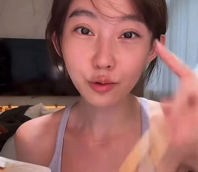 Livestream với mặt mộc, nữ streamer bị "tổng tấn công" và màn đáp trả gay gắt- Ảnh 2.