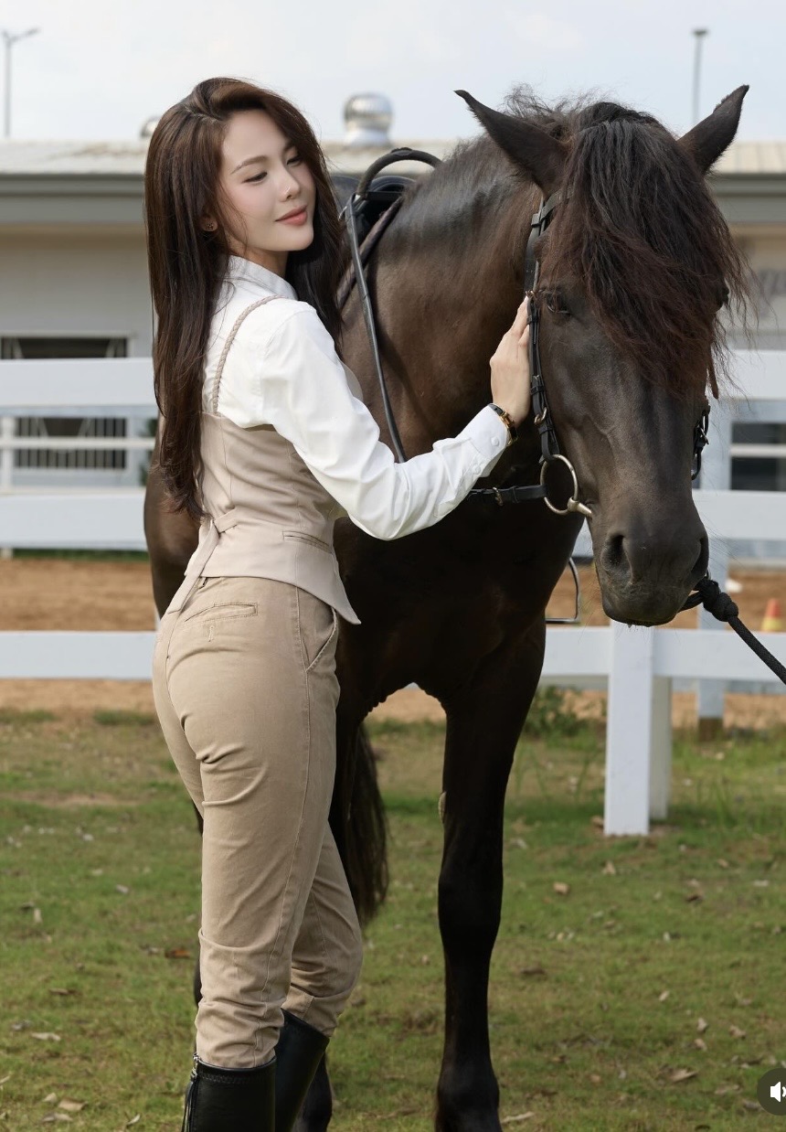 Đứng hình trước màn cưỡi ngựa thần sầu của hot girl làng Pick- Ảnh 6.
