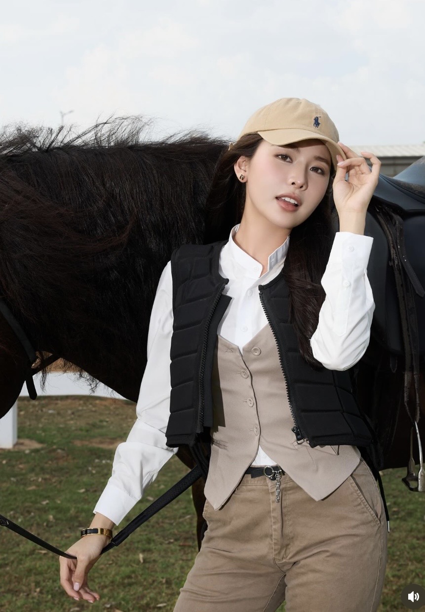 Đứng hình trước màn cưỡi ngựa thần sầu của hot girl làng Pick- Ảnh 3.