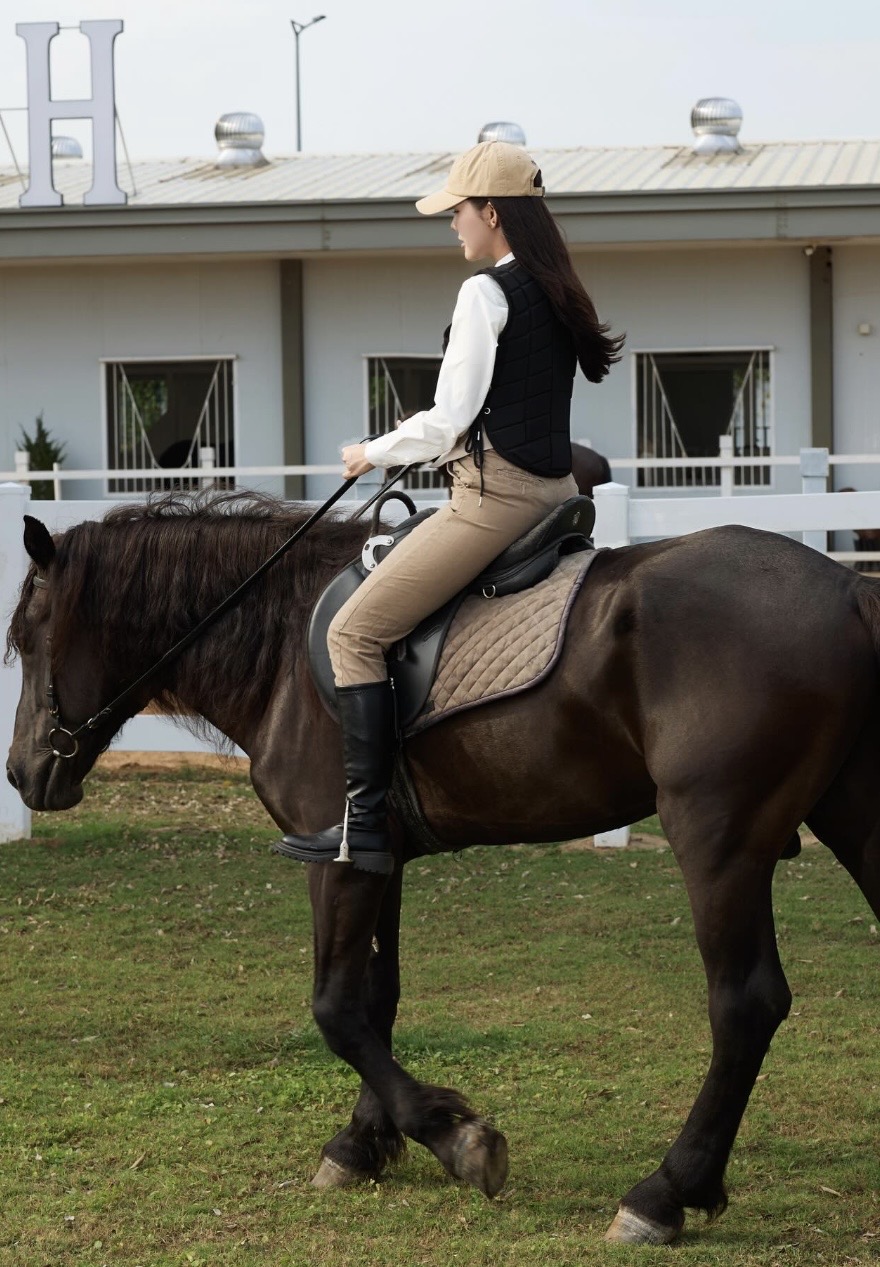 Đứng hình trước màn cưỡi ngựa thần sầu của hot girl làng Pick- Ảnh 4.