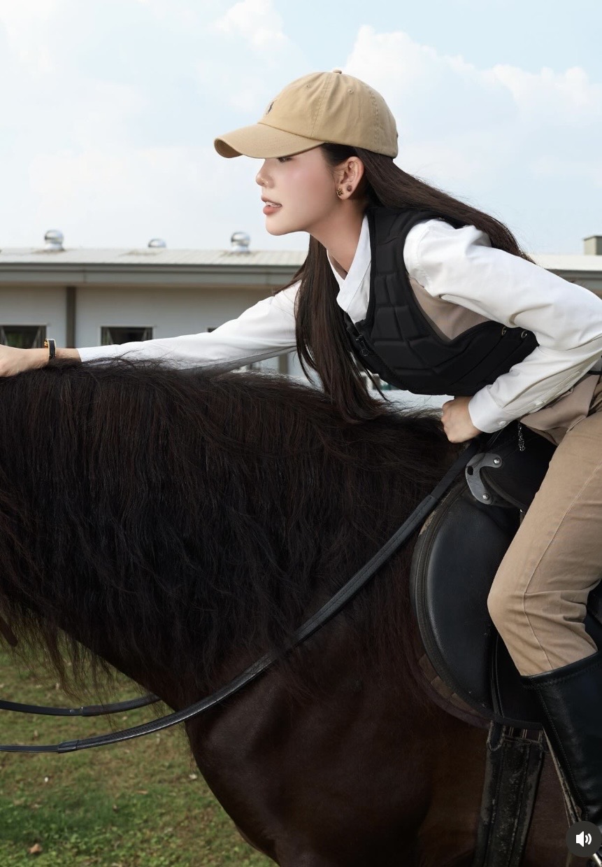 Đứng hình trước màn cưỡi ngựa thần sầu của hot girl làng Pick- Ảnh 5.