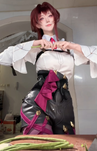 Vừa cosplay, vừa trổ tài "bếp núc", nữ coser khiến CDM thích thú- Ảnh 2.