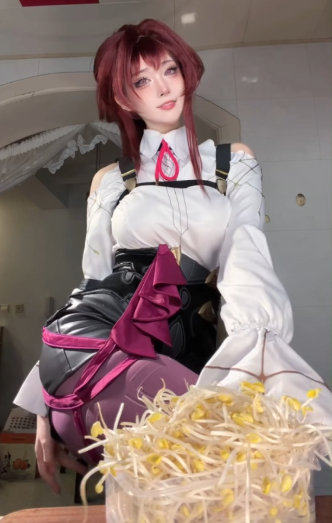 Vừa cosplay, vừa trổ tài "bếp núc", nữ coser khiến CDM thích thú- Ảnh 3.