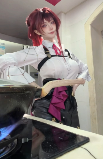 Vừa cosplay, vừa trổ tài "bếp núc", nữ coser khiến CDM thích thú- Ảnh 4.