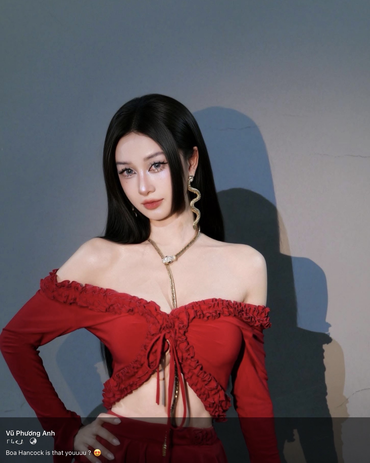 Jun Vũ cosplay Boa Hancock theo phong cách "kín cổng cao tường"- Ảnh 1.