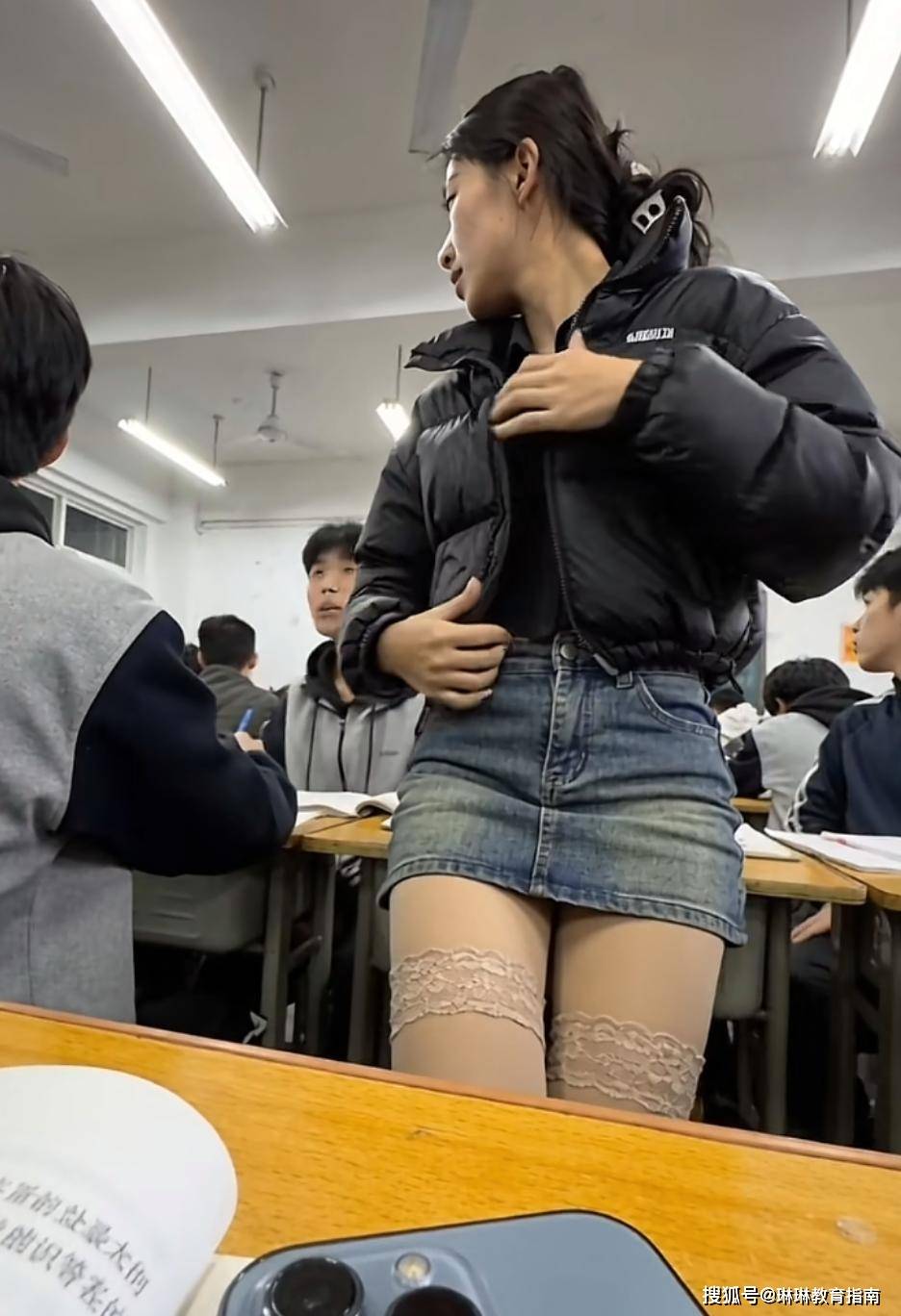 Biến bục giảng thành sàn diễn: Cô giáo tại Trung Quốc diện váy ngắn tất ren gây phẫn nộ vì sự phản cảm!- Ảnh 2.