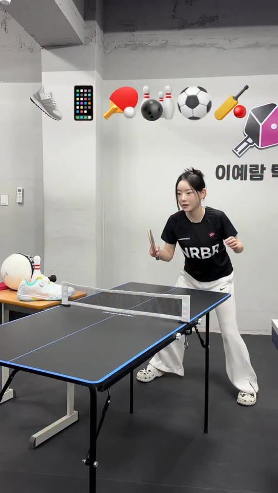 Dạy CDM cách chơi bóng bàn, hot girl bất ngờ "gây bão" với nhan sắc quá xinh đẹp- Ảnh 3.