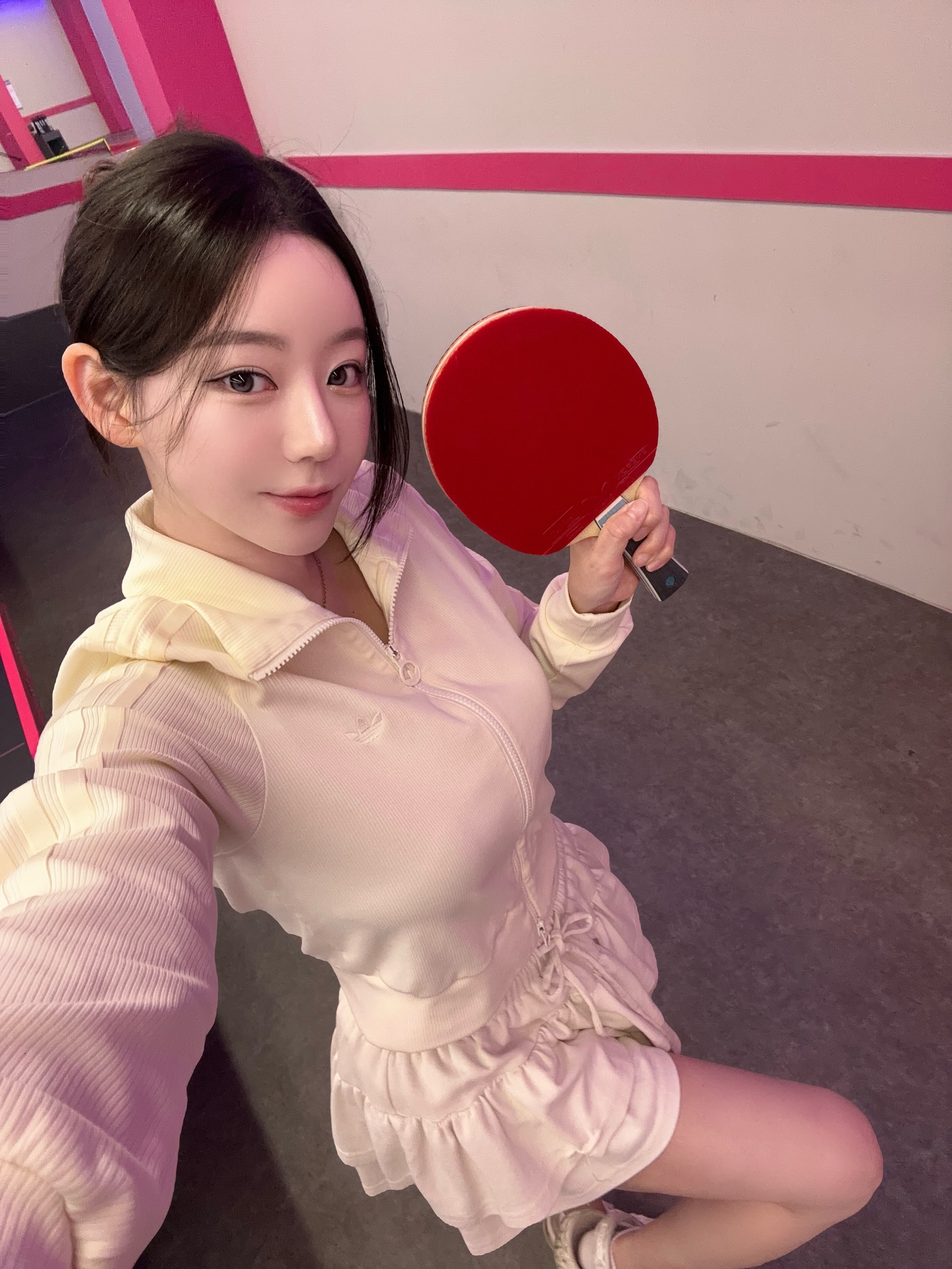 Dạy CDM cách chơi bóng bàn, hot girl bất ngờ "gây bão" với nhan sắc quá xinh đẹp- Ảnh 1.