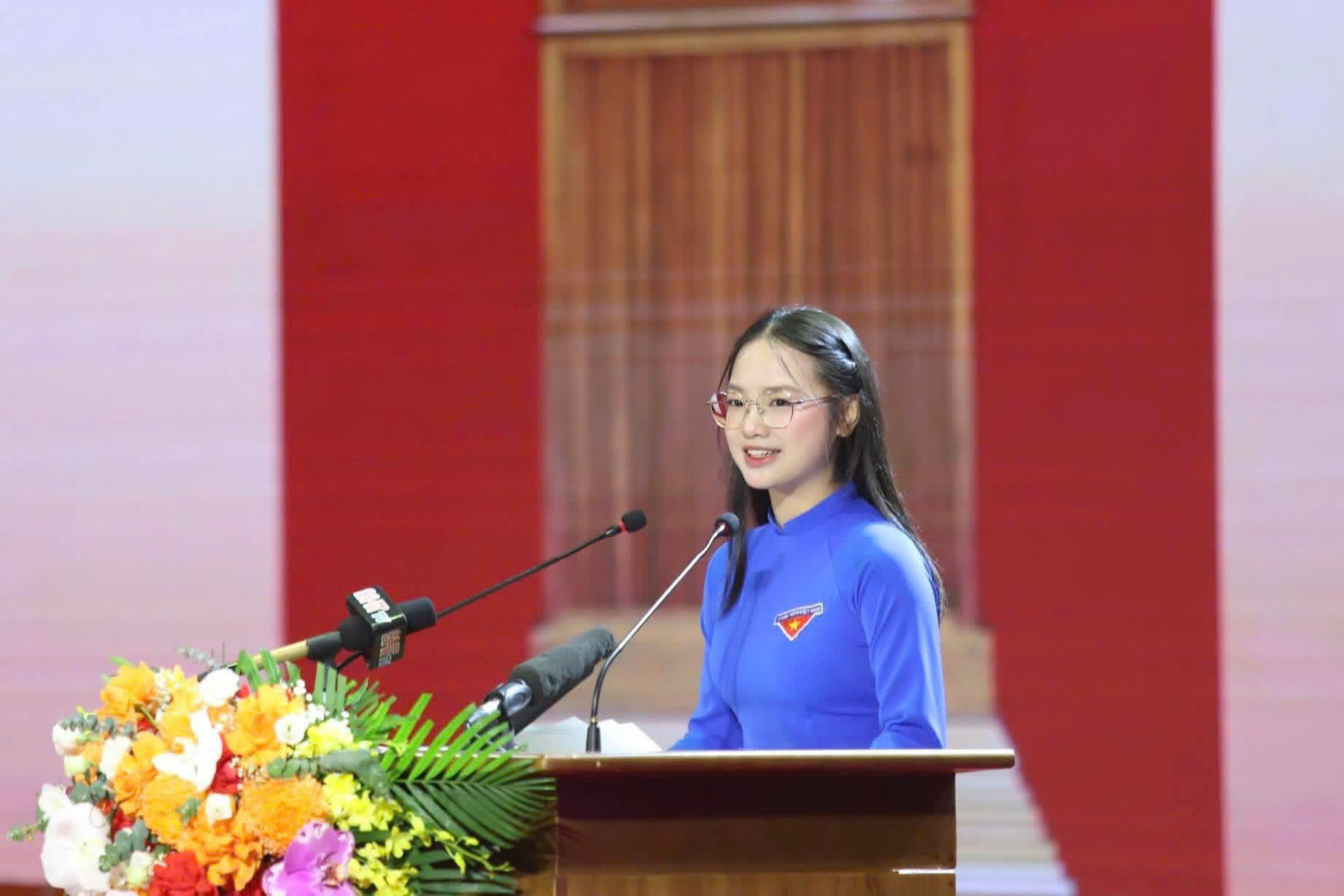 Profile siêu xịn của nữ đoàn viên áo xanh đang HOT nhất MXH: Vừa lên mạng đã va phải "con nhà người ta"!- Ảnh 3.