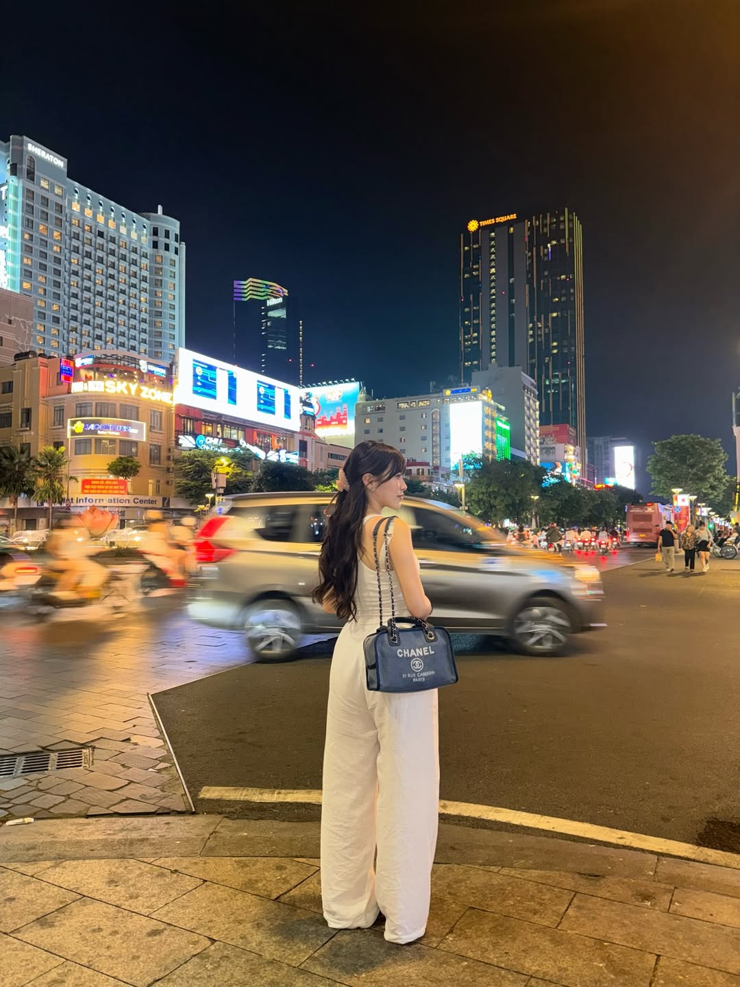 Nữ thần trượt băng nổi tiếng ngồi Grab, dạo phố ở Việt Nam đăng ảnh khắp nơi- Ảnh 6.