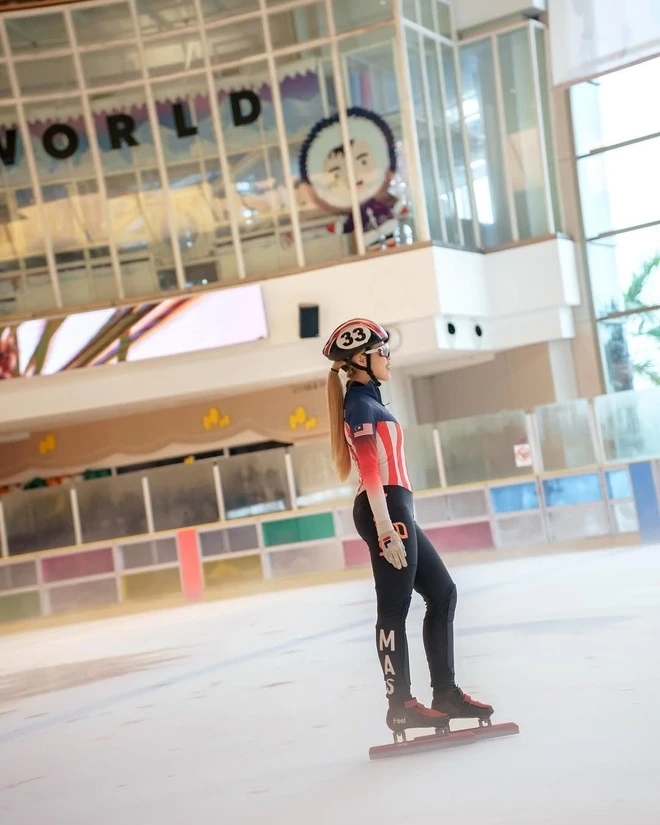 Nữ thần trượt băng nổi tiếng ngồi Grab, dạo phố ở Việt Nam đăng ảnh khắp nơi- Ảnh 4.