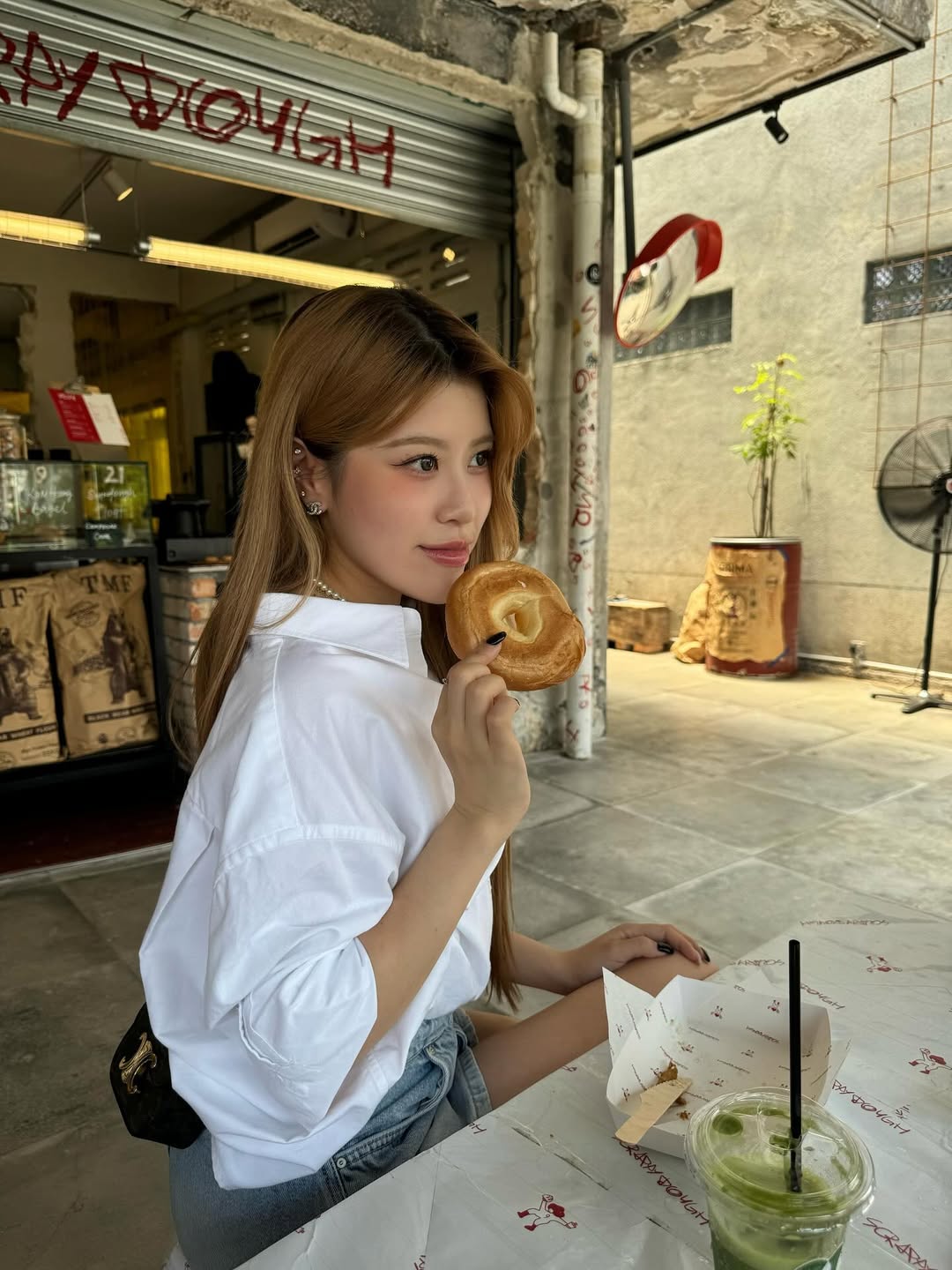 Nữ thần trượt băng nổi tiếng ngồi Grab, dạo phố ở Việt Nam đăng ảnh khắp nơi- Ảnh 10.