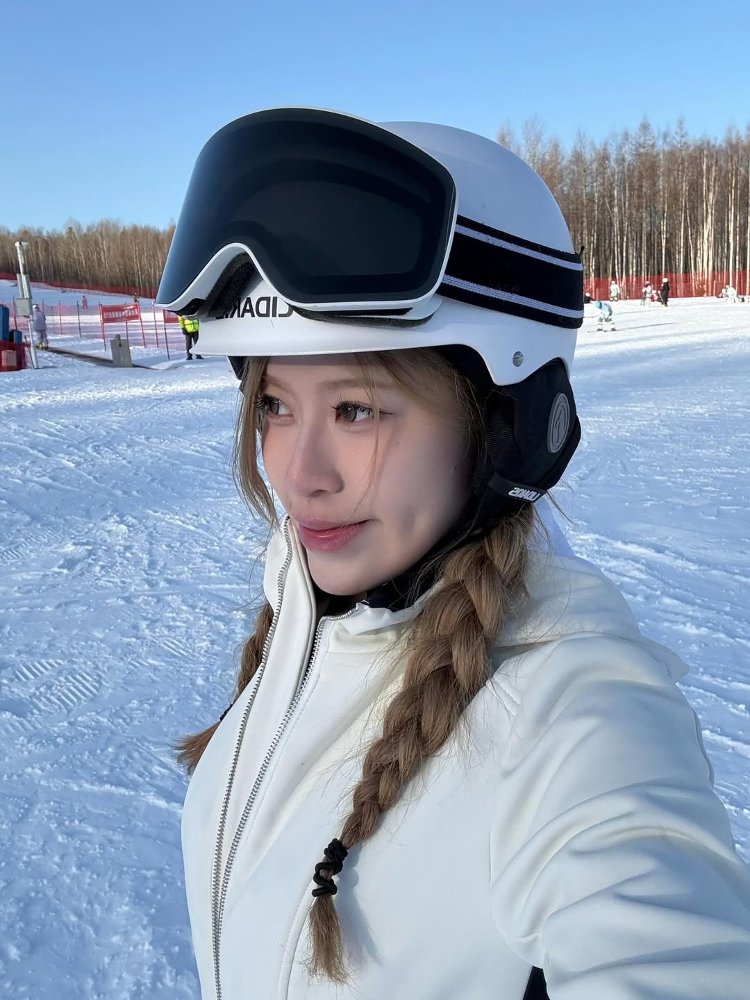 Nữ thần trượt băng nổi tiếng ngồi Grab, dạo phố ở Việt Nam đăng ảnh khắp nơi- Ảnh 7.