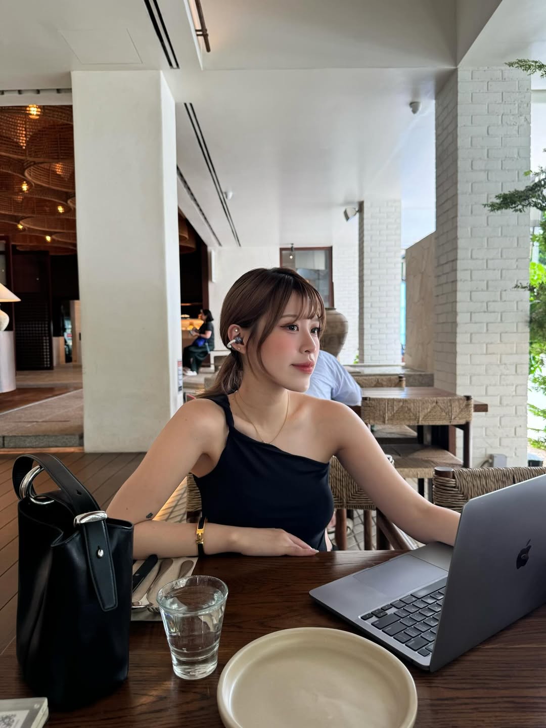 Nữ thần trượt băng nổi tiếng ngồi Grab, dạo phố ở Việt Nam đăng ảnh khắp nơi- Ảnh 8.