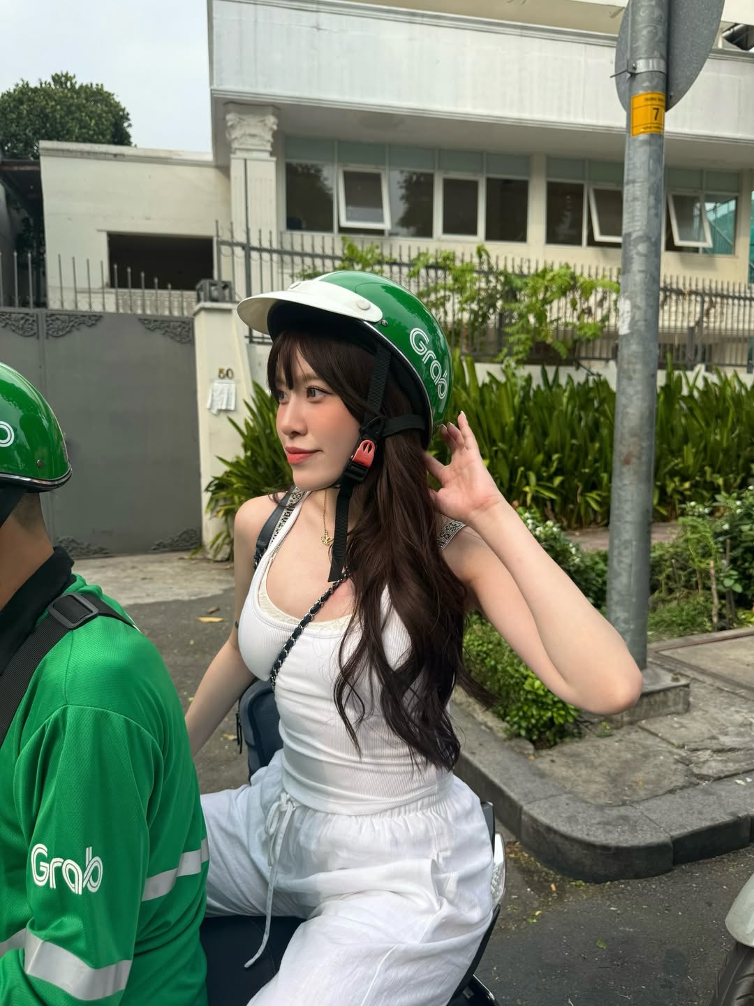 Nữ thần trượt băng nổi tiếng ngồi Grab, dạo phố ở Việt Nam đăng ảnh khắp nơi- Ảnh 1.