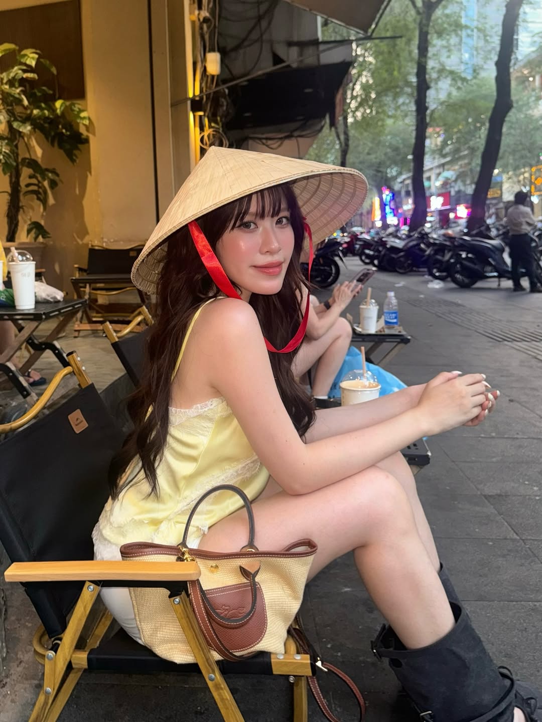 Nữ thần trượt băng nổi tiếng ngồi Grab, dạo phố ở Việt Nam đăng ảnh khắp nơi- Ảnh 5.