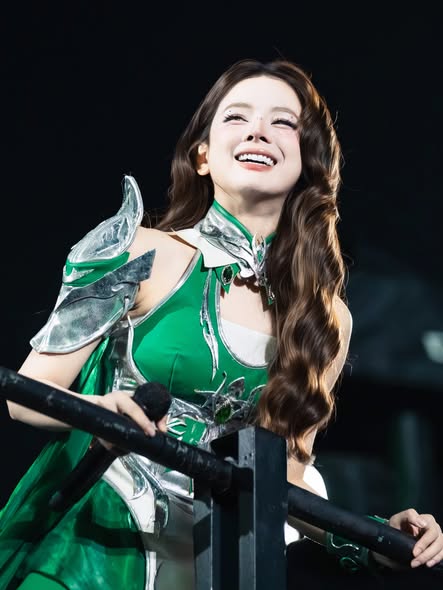 DJ Mie khoe "vòng eo con kiến" nhỏ xíu trong bộ ảnh đi biển mới nhất- Ảnh 10.