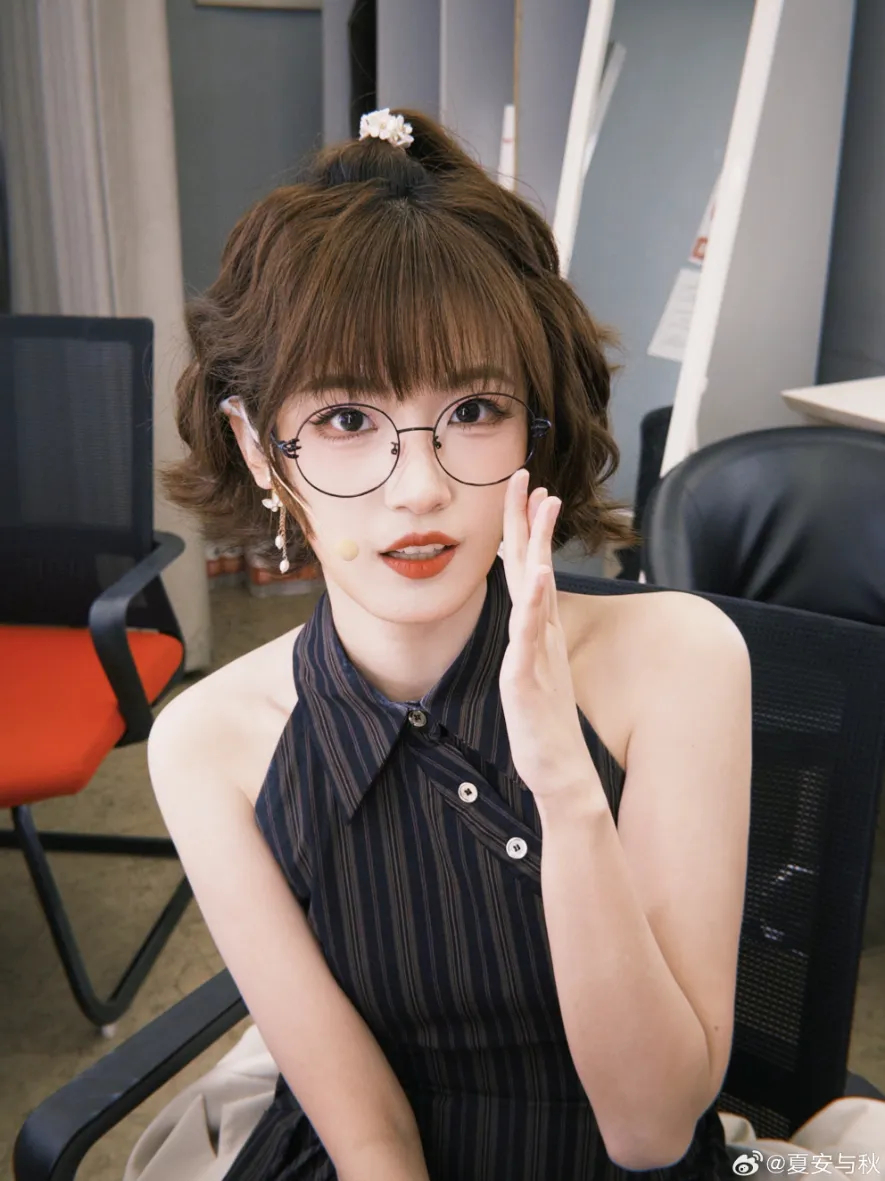 Nữ MC danh tiếng LPL thay đổi ngoại hình khiến fan ngỡ ngàng- Ảnh 4.