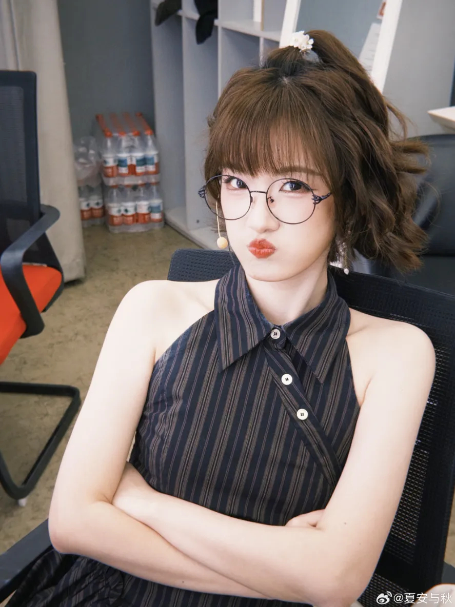 Nữ MC danh tiếng LPL thay đổi ngoại hình khiến fan ngỡ ngàng- Ảnh 2.