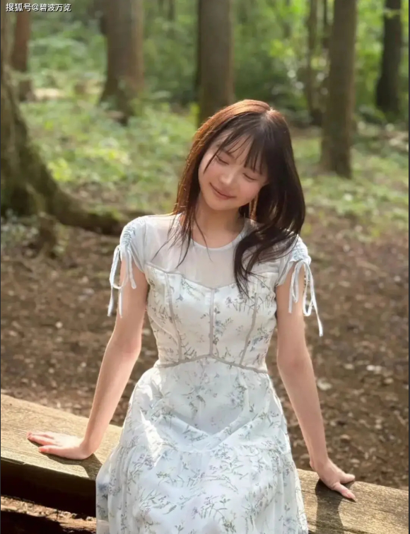 Lại thêm một hot girl tân binh vừa debut, fan bình luận như bước ra từ đồ họa 2D- Ảnh 2.