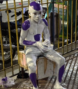 Cười ra nước mắt với màn cosplay Frieza bằng... sơn tường gây bão MXH- Ảnh 1.