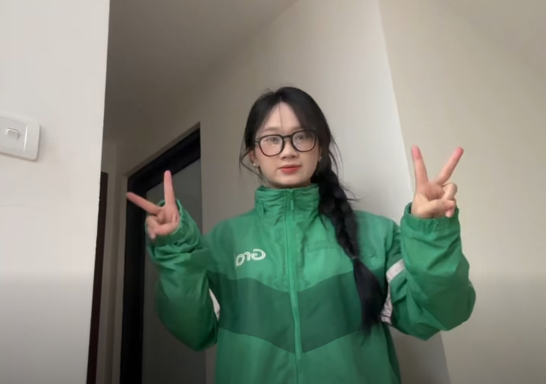 Bắt gặp cô gái chạy Grab, CĐM ngỡ ngàng trước nhan sắc dịu dàng đến khó tin- Ảnh 1.