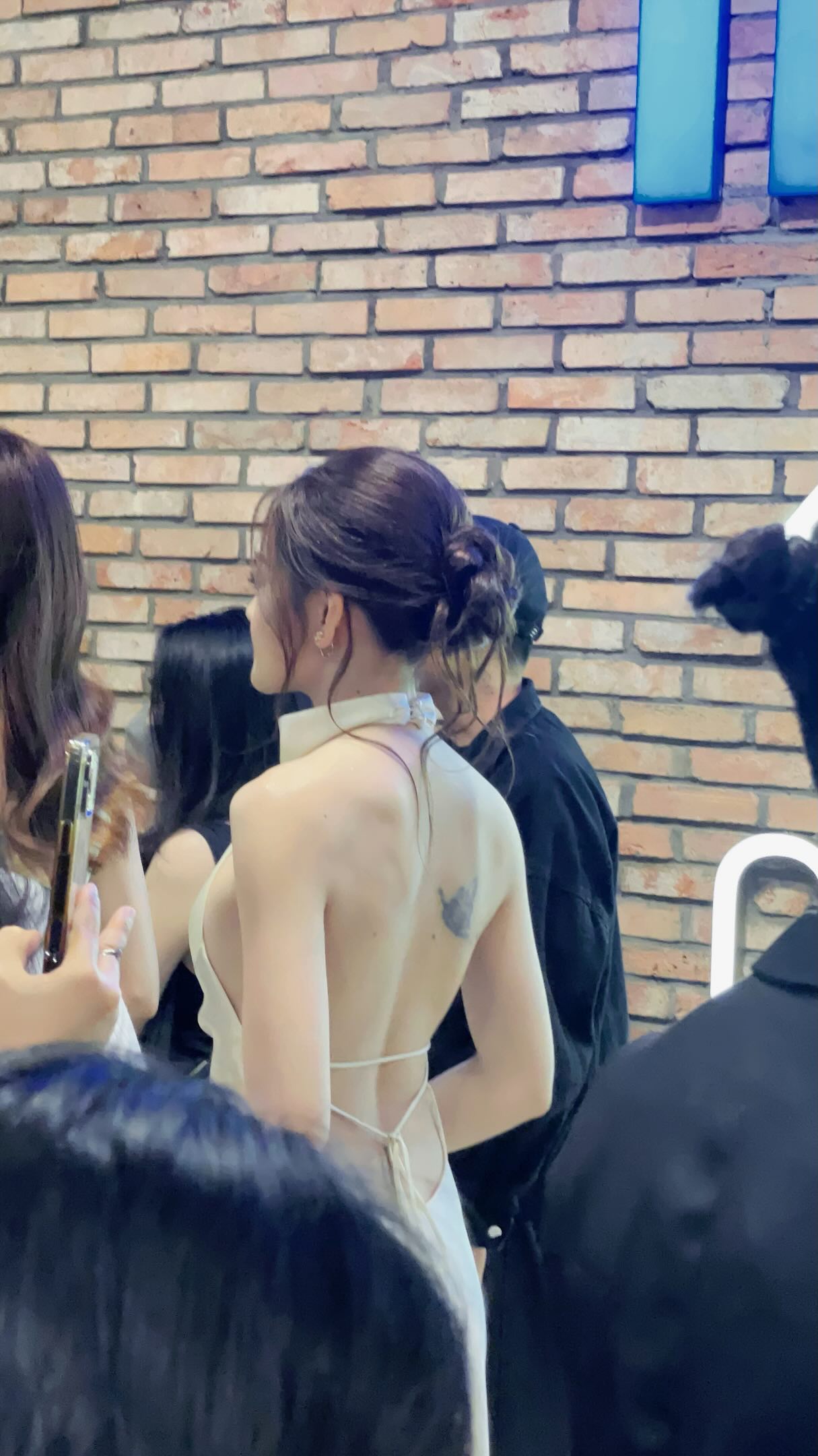 Việt Nam mới có một bóng lưng cực phẩm, lướt qua rất giống nữ chính tài phiệt trong phim ngôn tình- Ảnh 2.