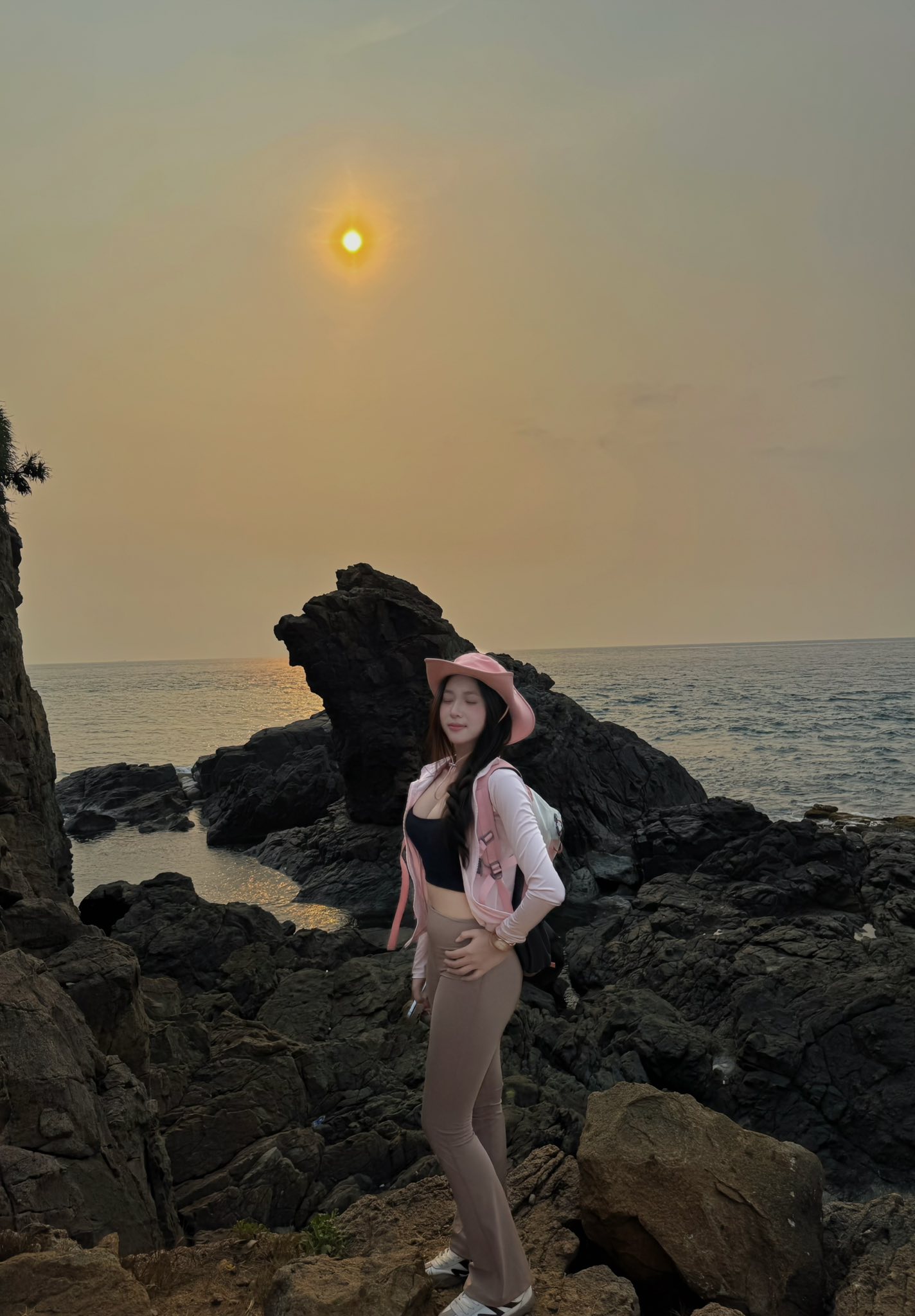 Mê mẩn với bộ ảnh Trekking đẹp như phim của hot girl xinh đẹp- Ảnh 1.