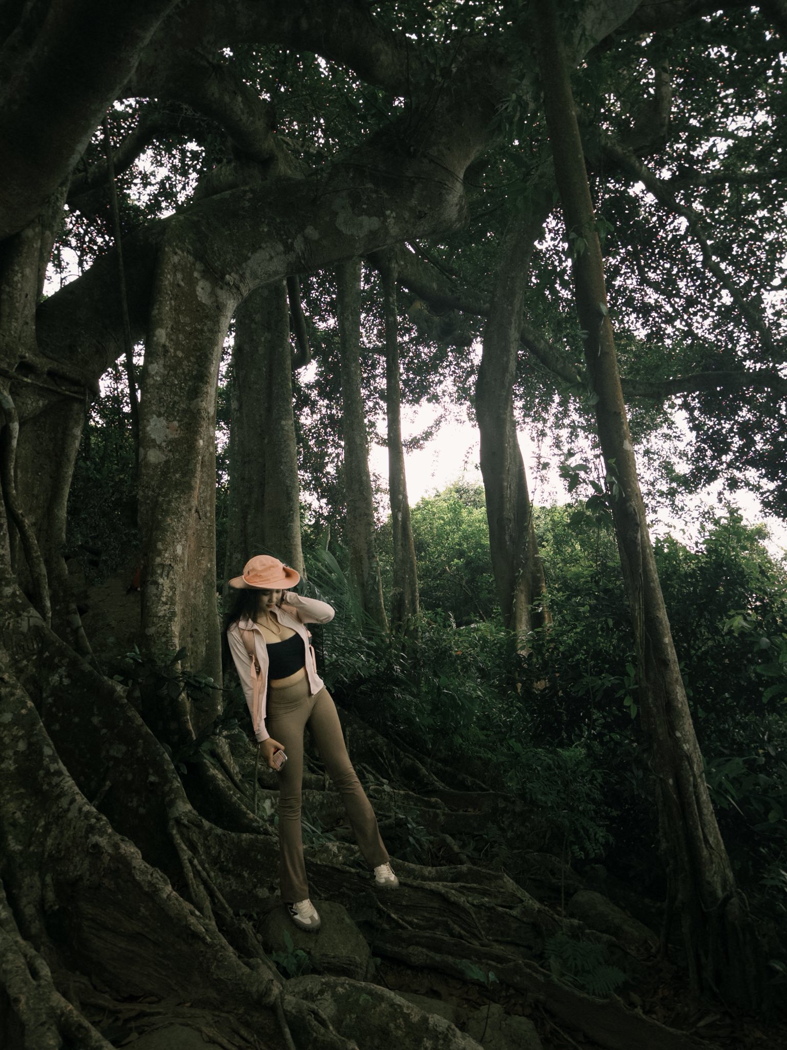 Mê mẩn với bộ ảnh Trekking đẹp như phim của hot girl xinh đẹp- Ảnh 5.